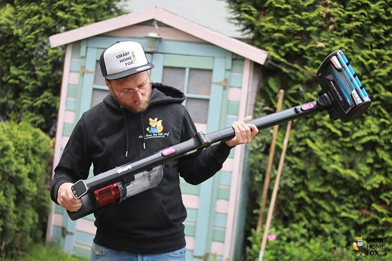 Joe testet einen Wisch und Staubsauger